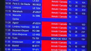 French airport security staff continue strike