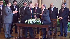 Syria signs Arab League plan to allow monitors