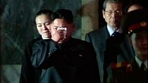 Devant la dépouille de son père, Kim Jong-Un, commandant suprême des armées…