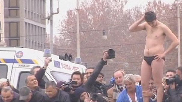 Tiber dive marks Rome new year