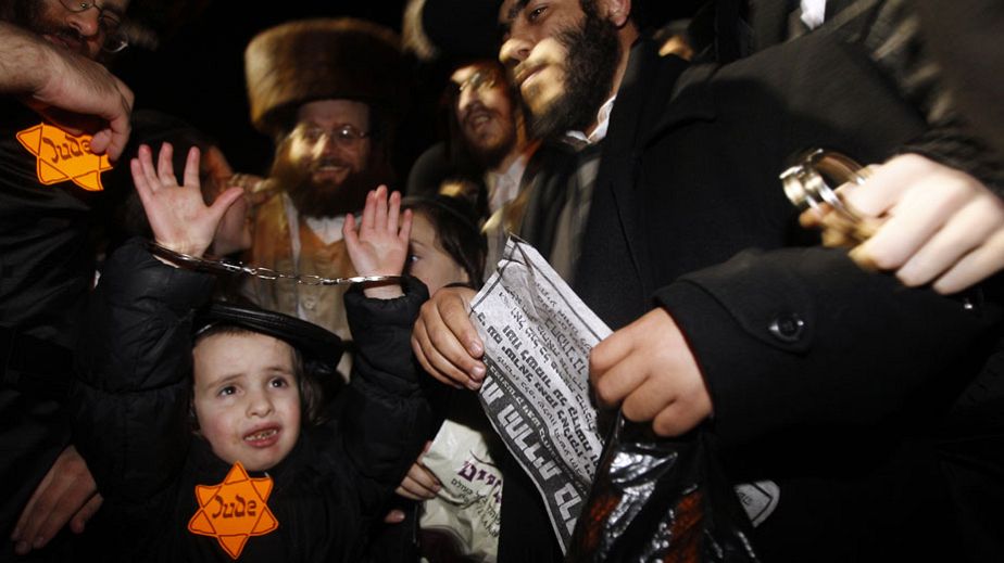 Ultra-orthodoxe Juden provozieren in KZ-Häftlingskleidung Ultra-orthodoxe Juden provozieren in KZ-Häftlingskleidung