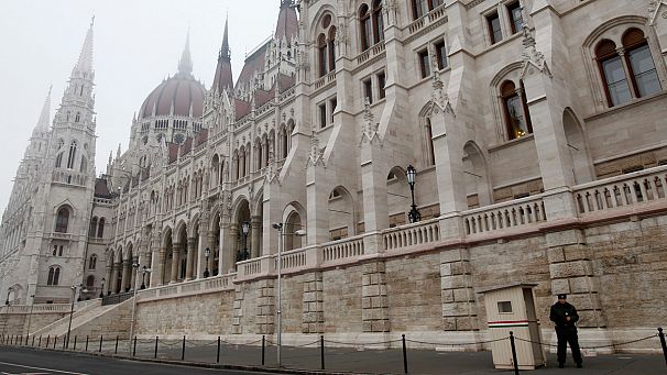 Hungria admite rever lei constitucional face a pressões da UE e FMI