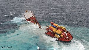 Nouvelle-Zélande : les conteneurs du cargo brisé échoués sur la plage