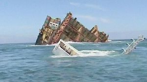 NZ: protection and recovery as Rena continues to break