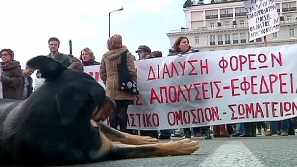 Thousands of Greeks protest job cuts