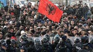 L’Union européenne condamne les heurts près de la frontière serbe au Kosovo