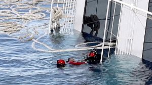 Costa Concordia: 11 morts, risque de marée noire élevé