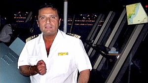 Détesté par toute l’Italie, le commandant du Concordia est soutenu par son village