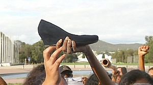 Les aborigènes rapportent la chaussure de Julia Gillard
