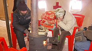 Froid glacial en Ukraine: les tentes de secours sont fermées aux sans-abri la nuit