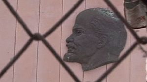 Lituania: rischia la multa per un’immagine di Lenin in cortile