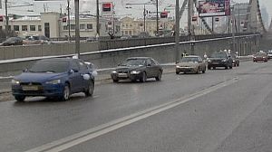 Anti-Putin protesters take to four wheels
