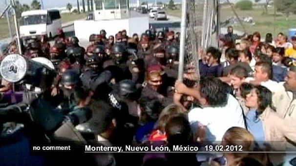 Scuffles outside Mexican prison