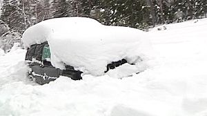 Consigue sobrevivir dos meses atrapado en su coche por la nieve