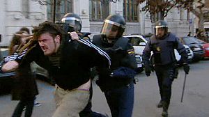 Violents incidents lors d’une manifestation de jeunes espagnols à Valence