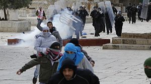Police clash with protesters at Jersualem holy site