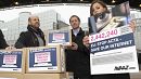 ACTA-Gegner überreichen Petition