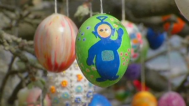 10,000 Easter eggs decorate tree in Germany