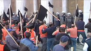 Grecia, lavoratori di porto protestano davanti a Banca Centrale: “Ci hanno rubato i risparmi”