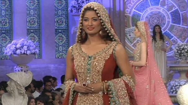 Essenziale o carica di storia. La moda sposa fra New York e Karachi