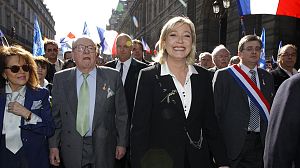 Le Pen dodges chance to endorse Sarkozy