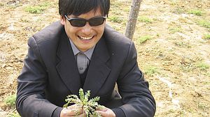 Dissident Chen leaves US embassy in China