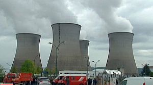 Greenpeace flies into French nuclear plant