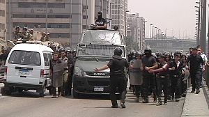 Scontri al Cairo: la piazza grida al complotto