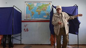 Grecia: elettori ai seggi per un voto cruciale