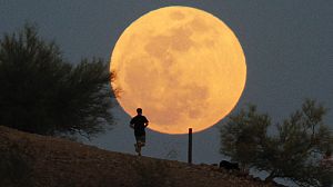 Super moon reigns over north America