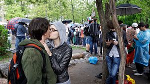 Russians take a city stroll as an act of protest