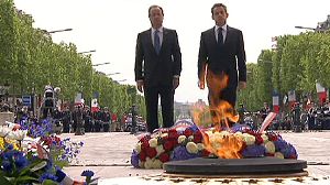 Hollande y Sarkozy, juntos en la conmemoración del final de la II Guerra Mundial