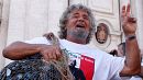 world Italiener strafen Rechtsparteien ab und wählen Politkomiker