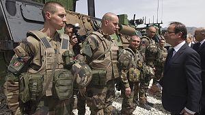Hollande flies into Afghanistan for lightning visit