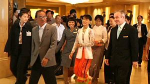 Burmese migrants give Suu Kyi ecstatic welcome in Thailand