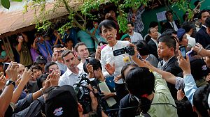 Suu Kyi meets Burmese refugees in Thailand