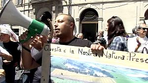 Protesters kick up stink over Rome waste dump
