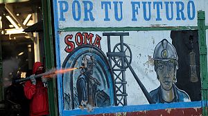 Spain: Striking miners scuffle with police