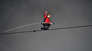 High-wire artist crosses Niagara Falls on tightrope