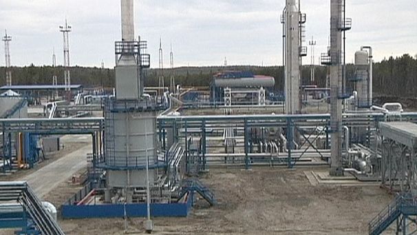 Oil price slump hits energy-reliant Russia