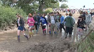 In un mare di fango e polemiche, festival di Wight verso la conclusione