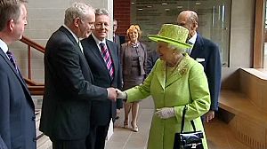 Belfast: Elisabetta II stringe la mano a Martin McGuiness