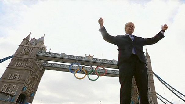 Cuelgan los aros olímpicos del puente de la Torre de Londres