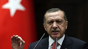 Turkey sends military to border with Syria