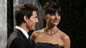 Katie Holmes dumps Cruise out of the blue