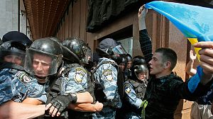 Ukraine: Police teargas protesters over language law