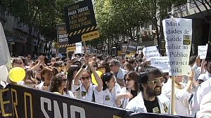 Medical staff in Portugal march over spending cuts