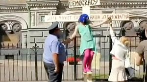 Pussy Riot supporter stages ‘crucifixation’