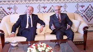 Algeria, visita del ministro degli esteri francese
