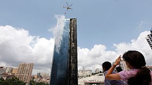 Arde la conocida “torre inteligente” en Estambul
